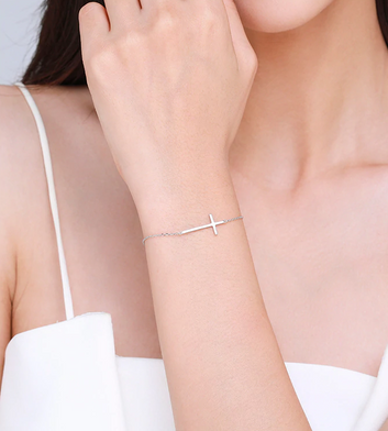 Pulsera clásica sencilla con cruz ajustable y elegante en plata de ley 925
