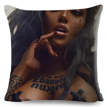 Funda de almohada con diseño de chica guapa y tatuaje gótico oscuro.