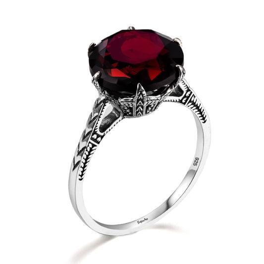 Anillo de compromiso con dijes de flor de granate rojo oscuro en plata de ley 925