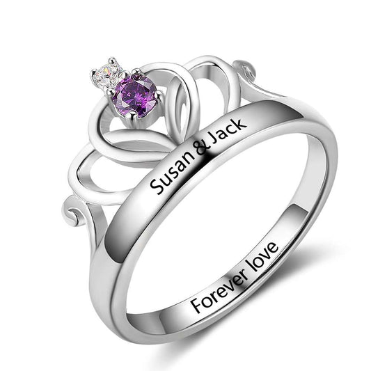 Anillo de plata de ley 925 con corona clásica, piedra de nacimiento y nombre grabado.