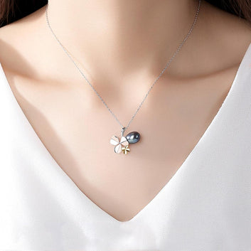 Atractivo collar con colgante de flor de plata de ley 925 y perlas naturales, joyería fina