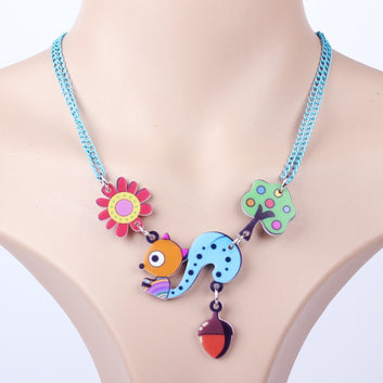 Collar acrílico con forma de ardilla y flor