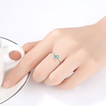 Anillo abierto con piedras preciosas en plata de ley 925