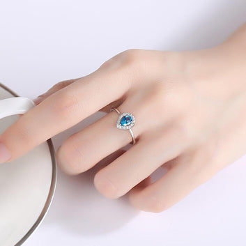 Anillo de compromiso con topacio azul ovalado