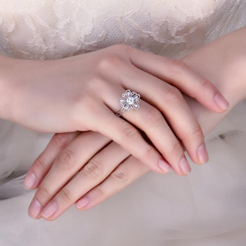 Anillo abierto ajustable con flor de filigrana y circonita cúbica milgrain