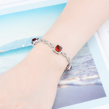 Pulsera de plata con cabujón de granate spessitite Naturao con diseño de Pan de Azúcar